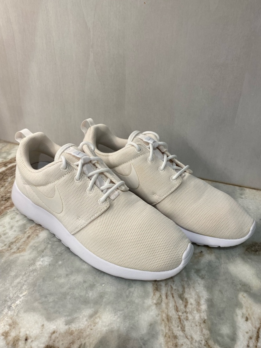 Nike Roshe One Triple White Womens Running Shoes 844994-100 Size 9.5 Like New